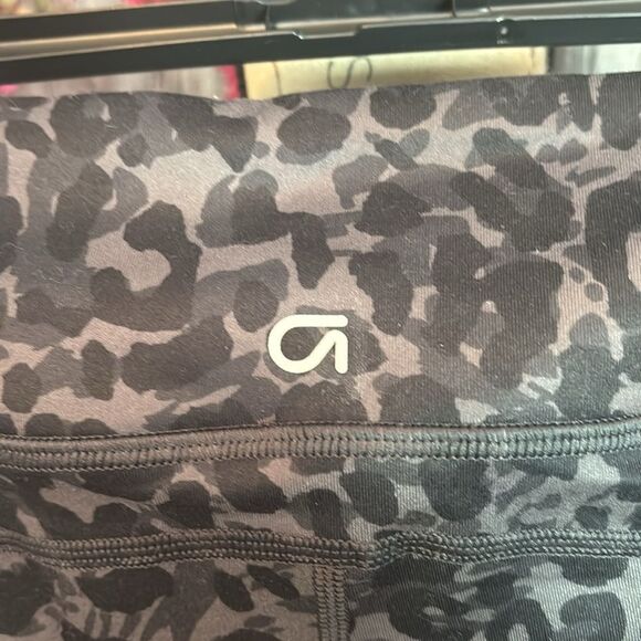 Gap Gapfit animal print Capri leggings, size‎ medium, excellent condition - Picture 6 of 7